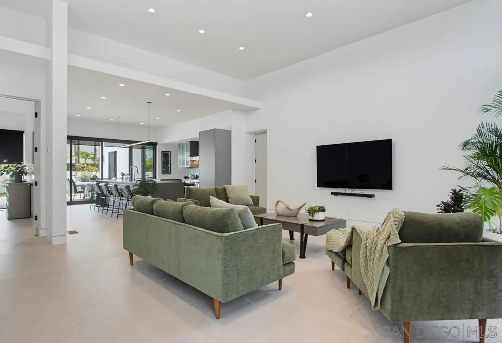 5065 Los Robles Dr. Carlsbad, CA 92008