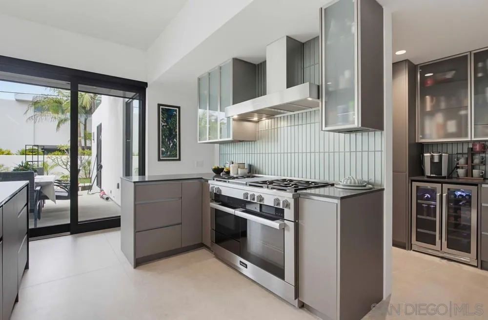 5065 Los Robles Dr. Carlsbad, CA 92008