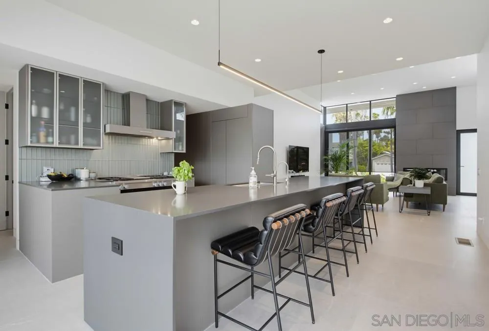 5065 Los Robles Dr. Carlsbad, CA 92008