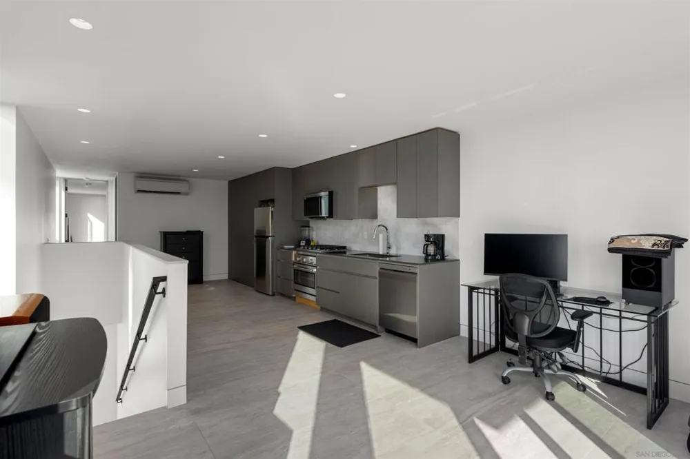 5065 Los Robles Dr. Carlsbad, CA 92008