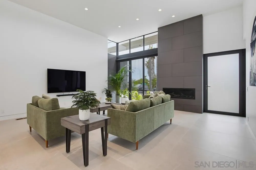 5065 Los Robles Dr. Carlsbad, CA 92008
