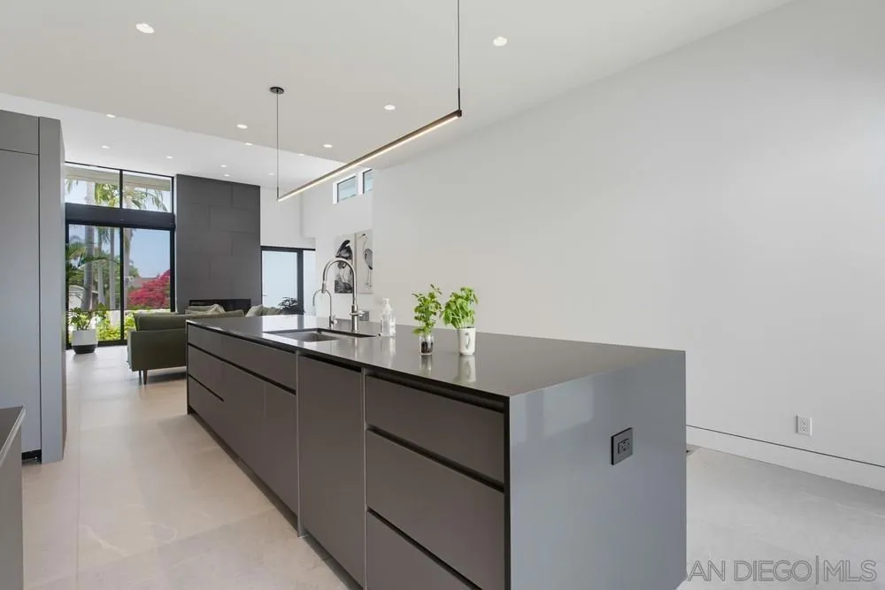 5065 Los Robles Dr. Carlsbad, CA 92008