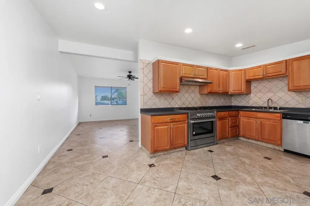 7696 Kiwi St San Diego, CA 92123