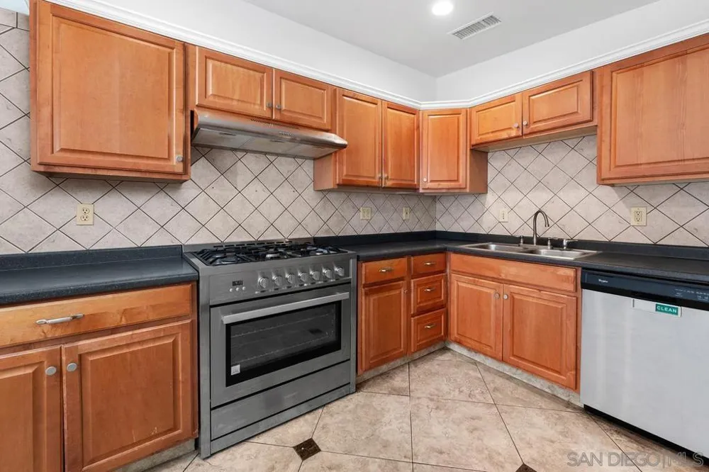 7696 Kiwi St San Diego, CA 92123
