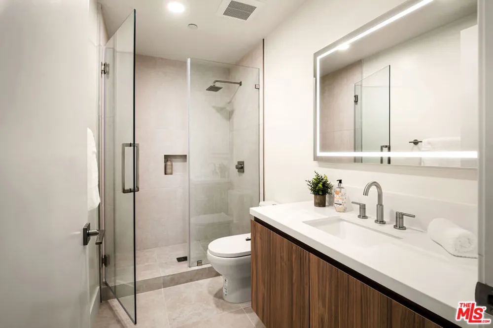 3651 Regal Place #504 Los Angeles, CA 90068