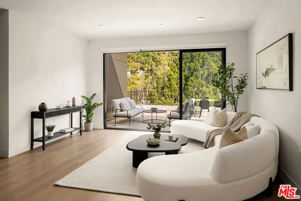 3651 Regal Place #504 Los Angeles, CA 90068