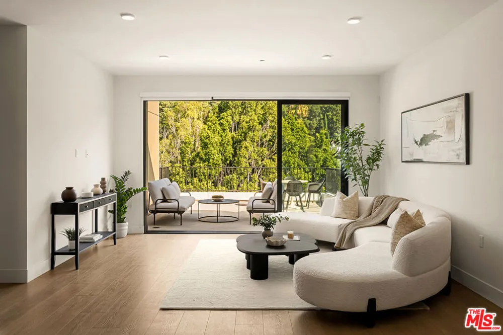 3651 Regal Place #504 Los Angeles, CA 90068