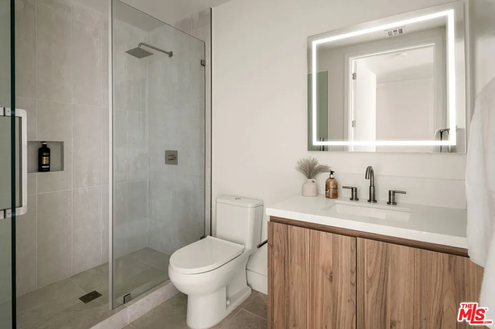3651 Regal Place #504 Los Angeles, CA 90068