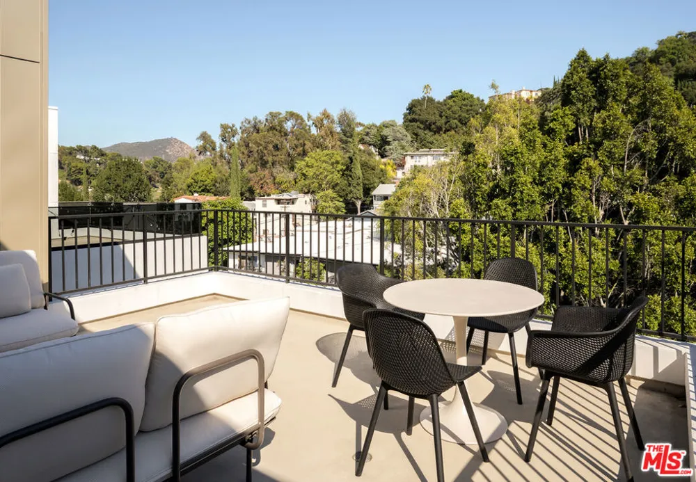 3651 Regal Place #504 Los Angeles, CA 90068