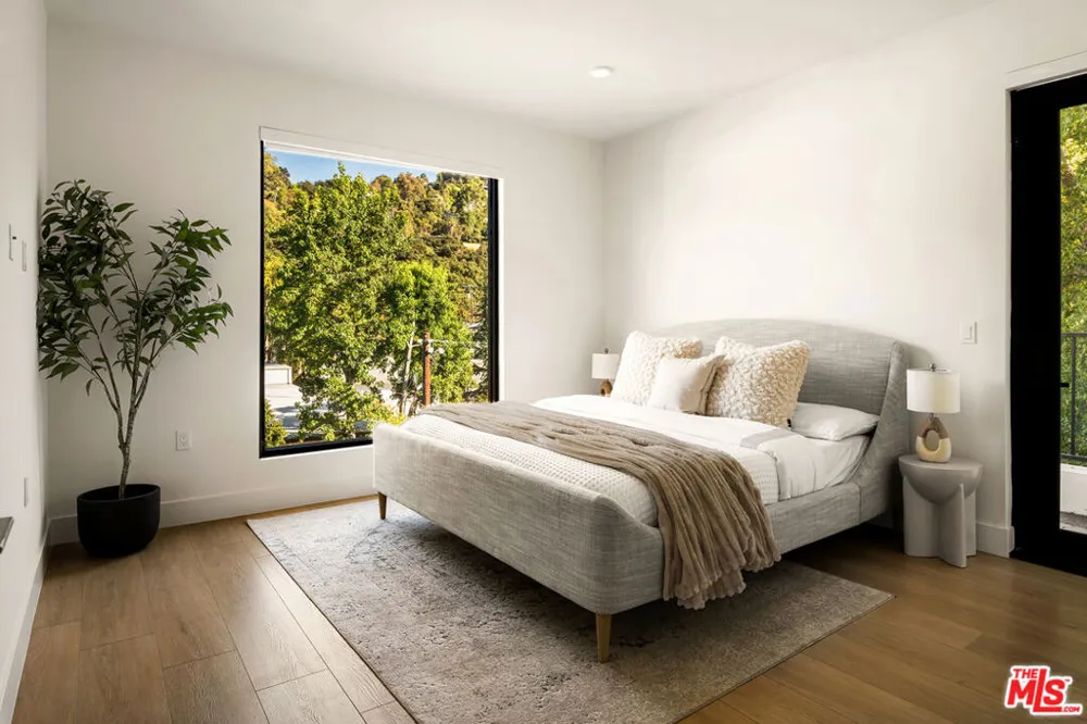 3651 Regal Place #504 Los Angeles, CA 90068