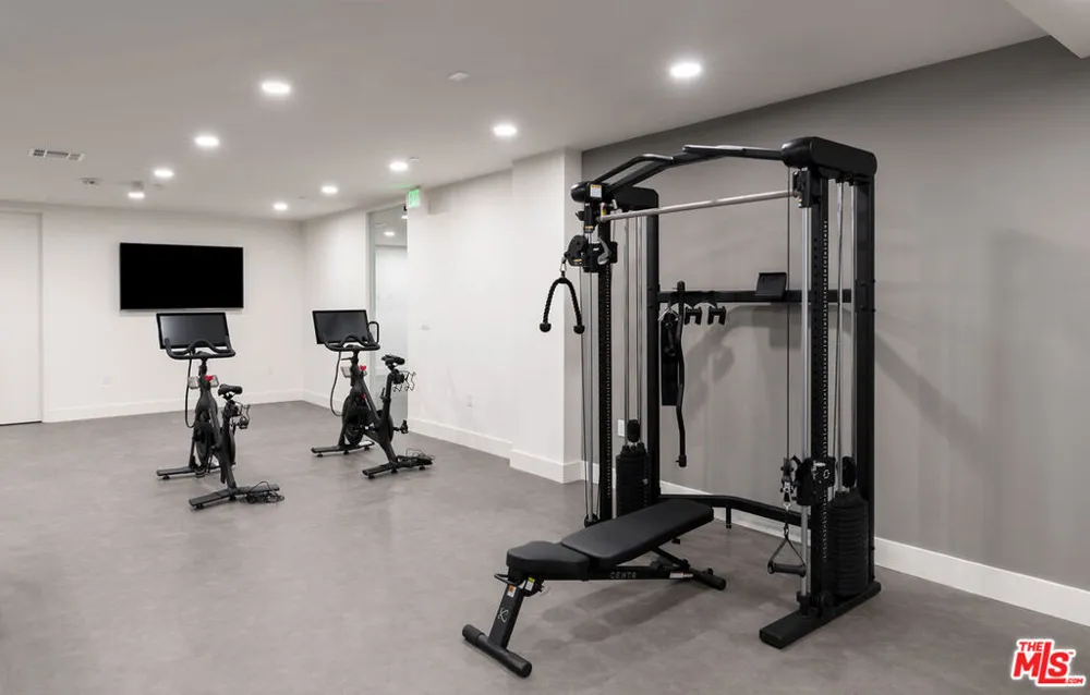 3651 Regal Place #504 Los Angeles, CA 90068