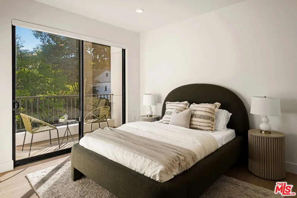 3651 Regal Place #504 Los Angeles, CA 90068