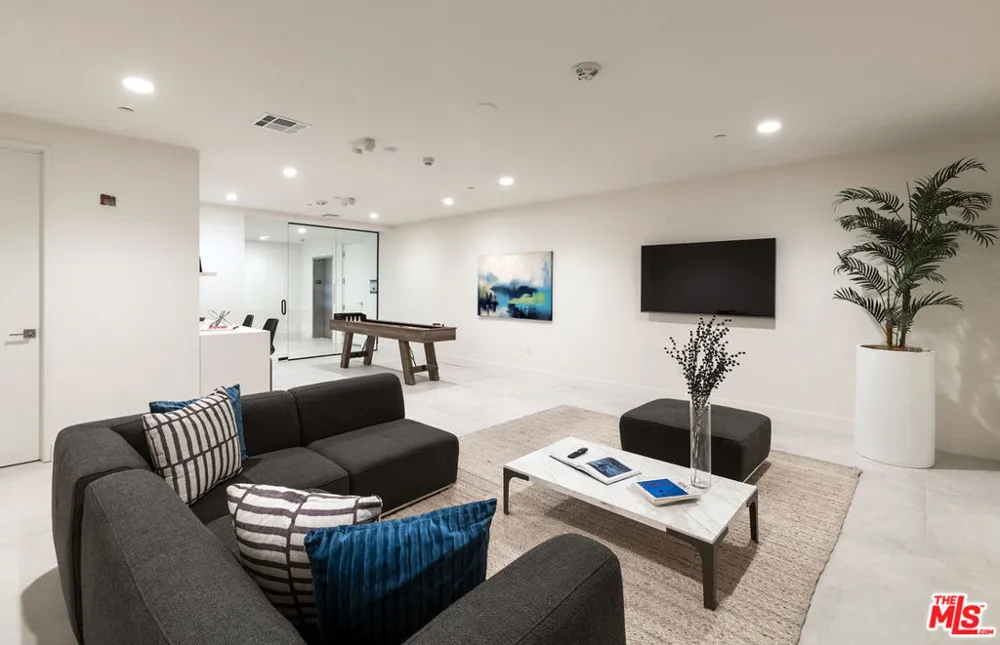 3651 Regal Place #504 Los Angeles, CA 90068