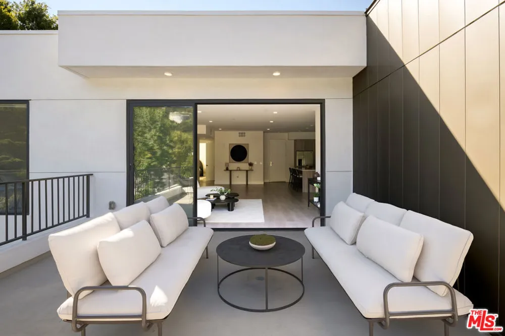 3651 Regal Place #504 Los Angeles, CA 90068