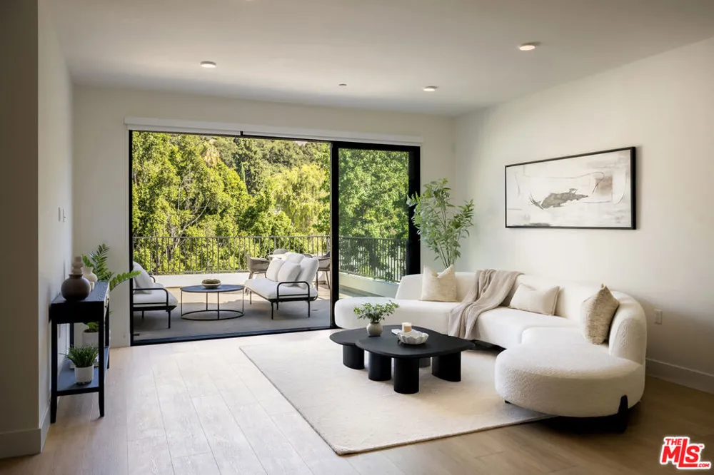 3651 Regal Place #504 Los Angeles, CA 90068