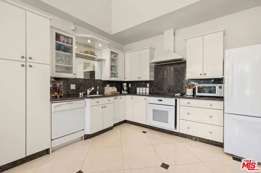2220 Avenue Of The Stars #204 Los Angeles, CA 90067
