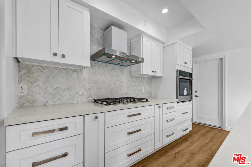 1801 Buckingham Road Los Angeles, CA 90019