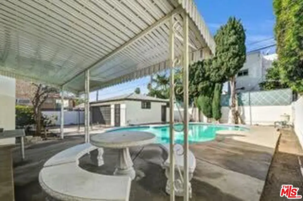 1801 Buckingham Road Los Angeles, CA 90019