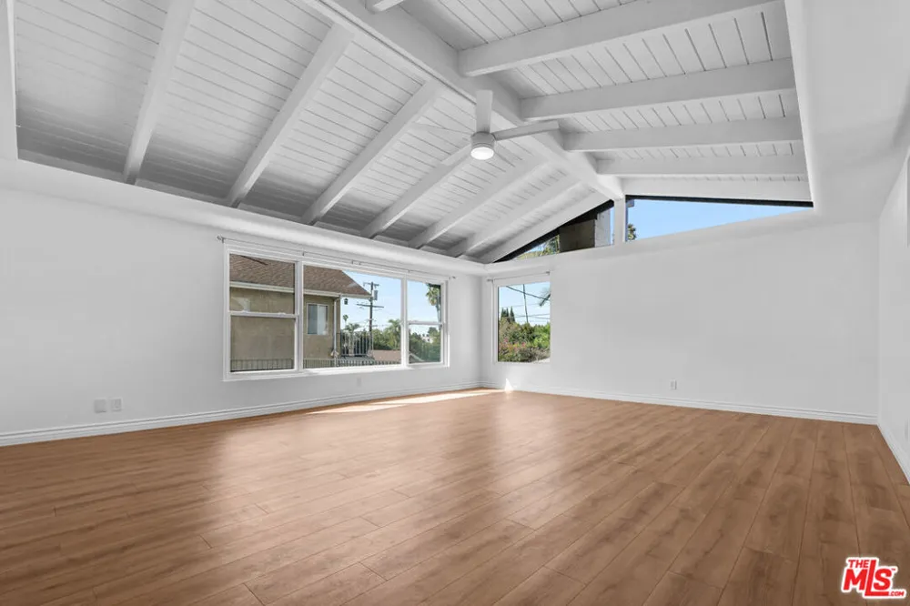 1801 Buckingham Road Los Angeles, CA 90019