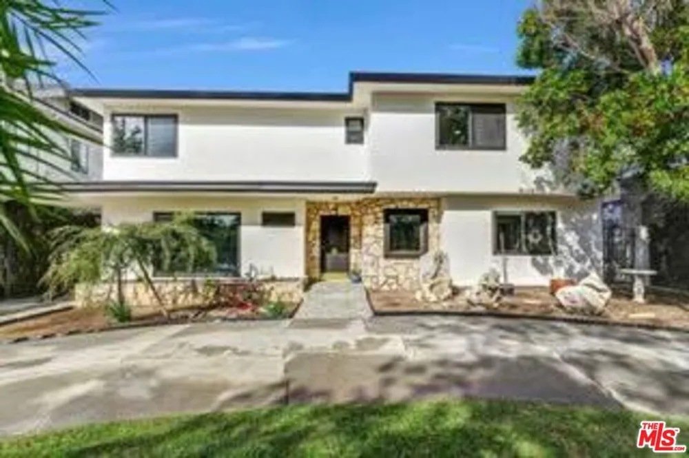 1801 Buckingham Road Los Angeles, CA 90019