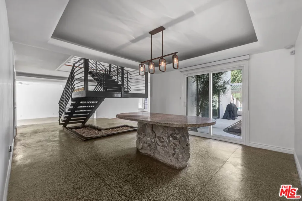 1801 Buckingham Road Los Angeles, CA 90019