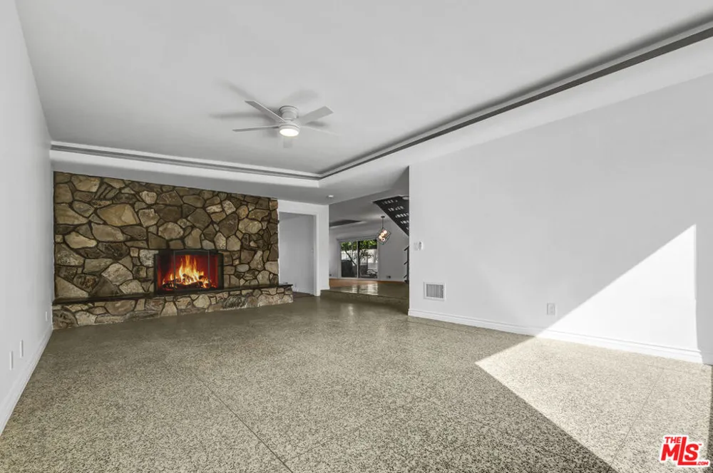 1801 Buckingham Road Los Angeles, CA 90019