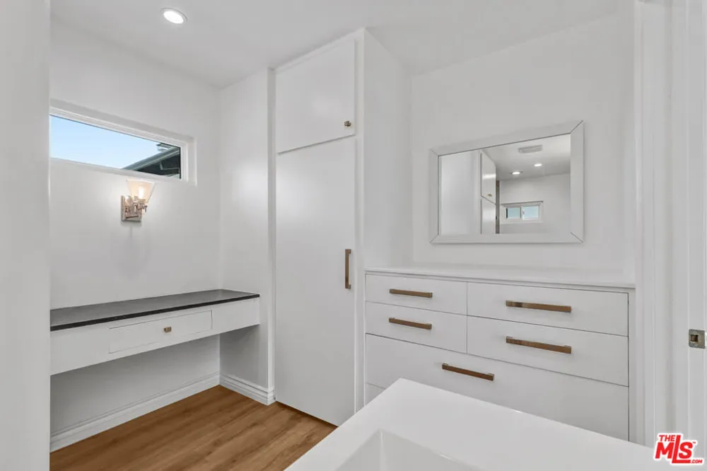 1801 Buckingham Road Los Angeles, CA 90019