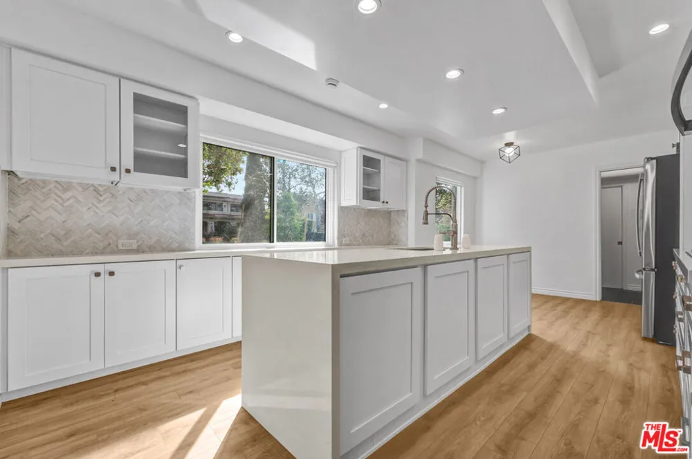 1801 Buckingham Road Los Angeles, CA 90019