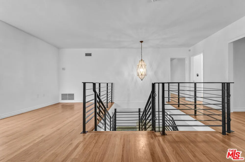 1801 Buckingham Road Los Angeles, CA 90019