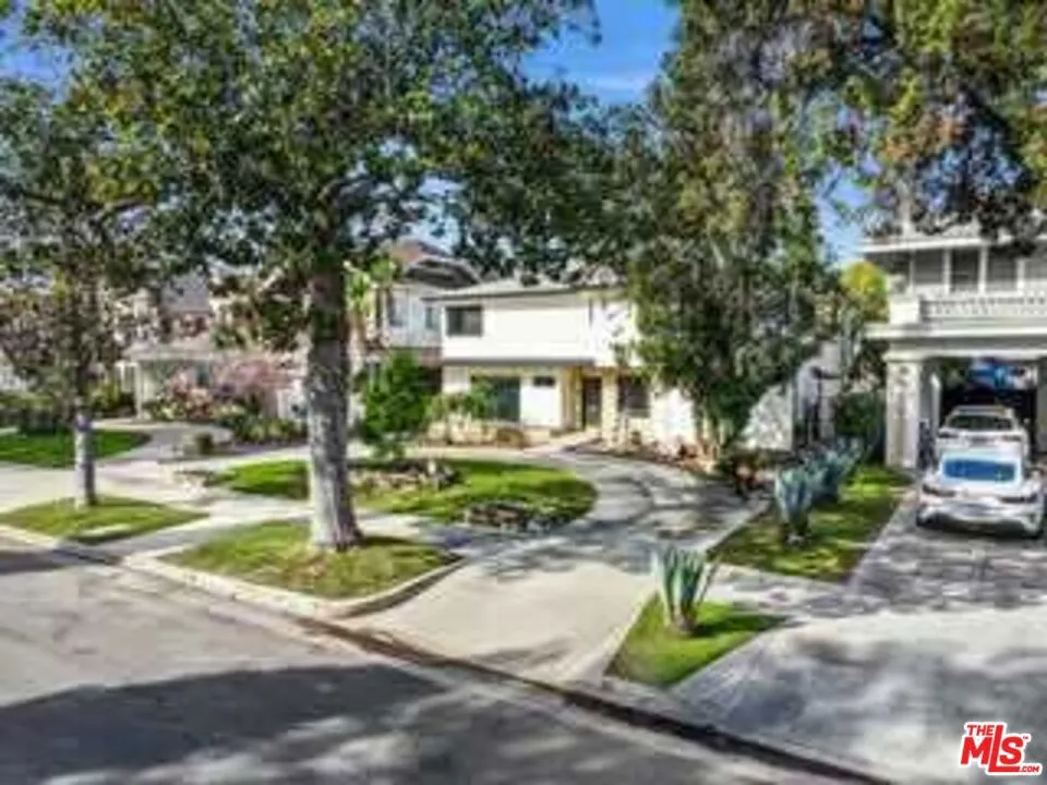 1801 Buckingham Road Los Angeles, CA 90019