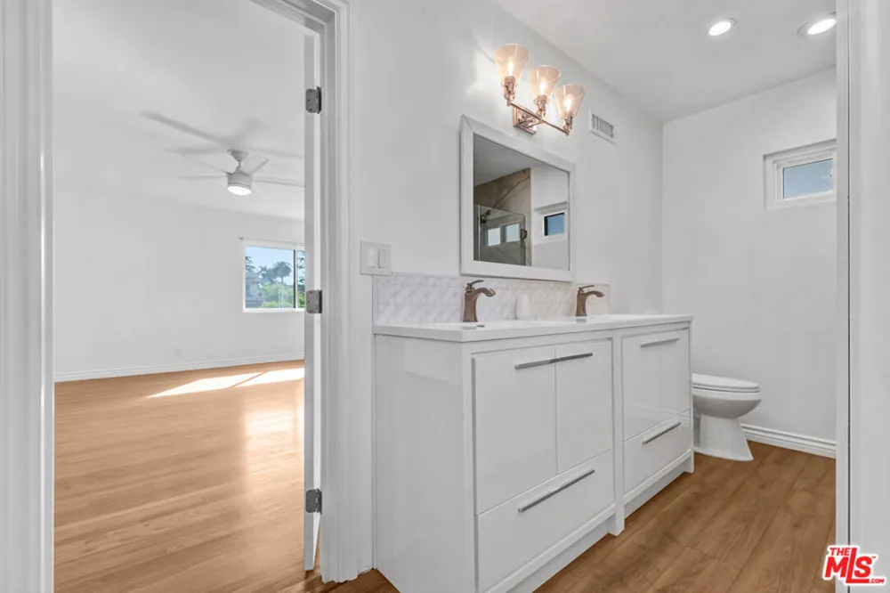 1801 Buckingham Road Los Angeles, CA 90019