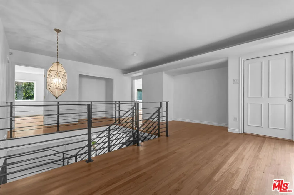1801 Buckingham Road Los Angeles, CA 90019