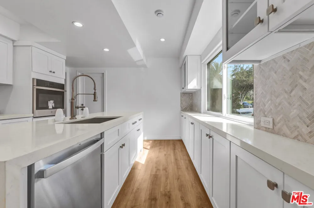 1801 Buckingham Road Los Angeles, CA 90019