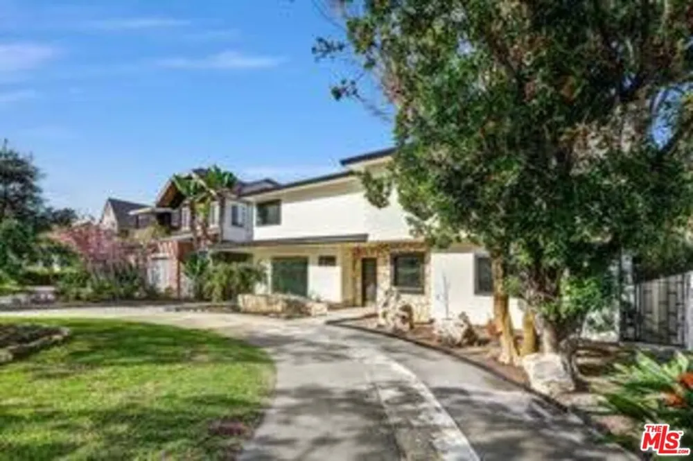 1801 Buckingham Road Los Angeles, CA 90019