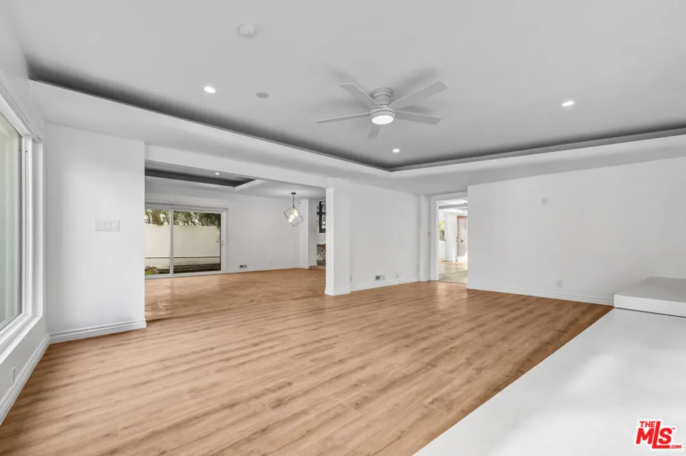 1801 Buckingham Road Los Angeles, CA 90019