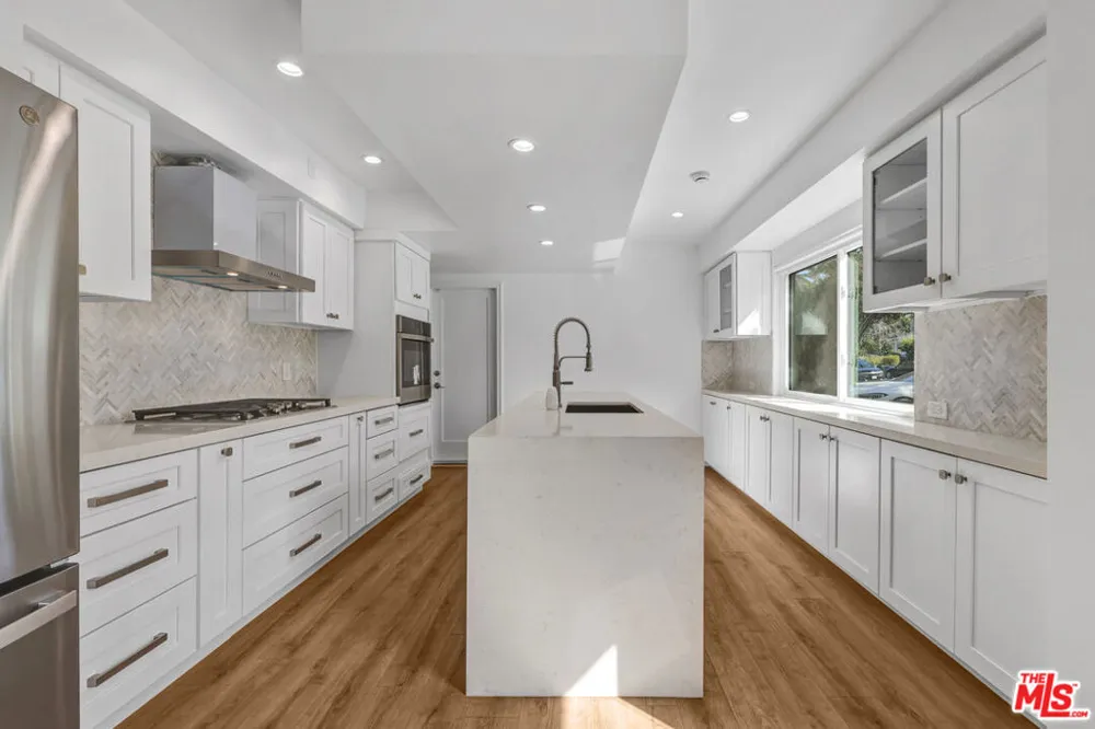 1801 Buckingham Road Los Angeles, CA 90019