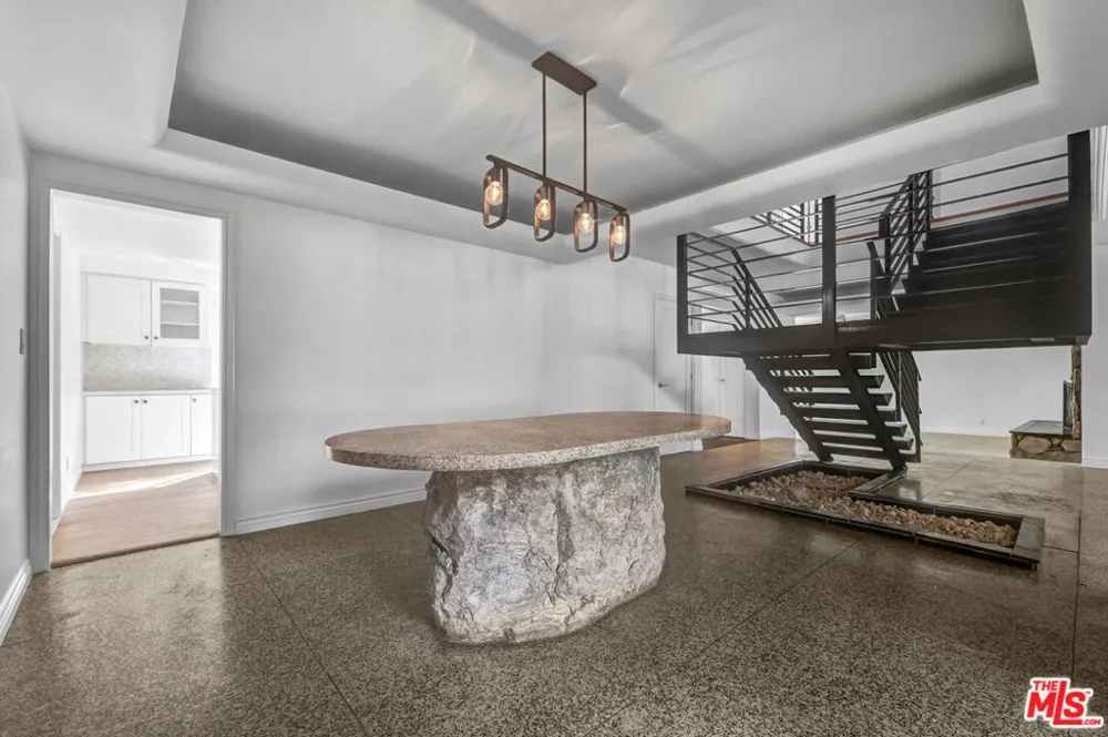 1801 Buckingham Road Los Angeles, CA 90019