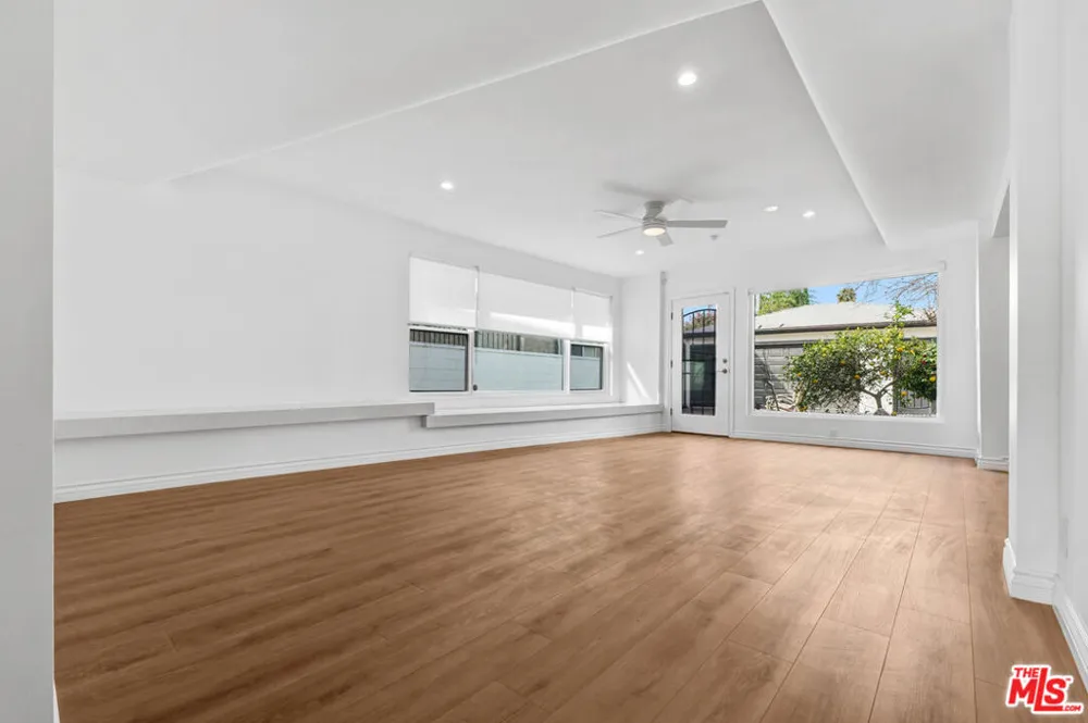 1801 Buckingham Road Los Angeles, CA 90019