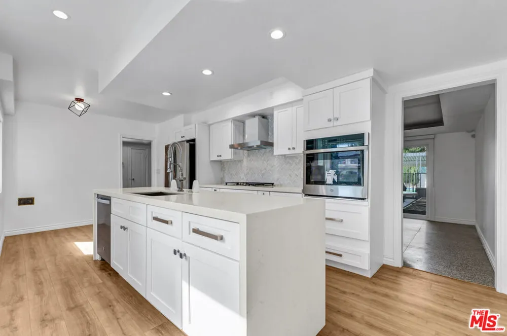1801 Buckingham Road Los Angeles, CA 90019