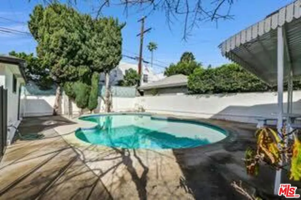 1801 Buckingham Road Los Angeles, CA 90019