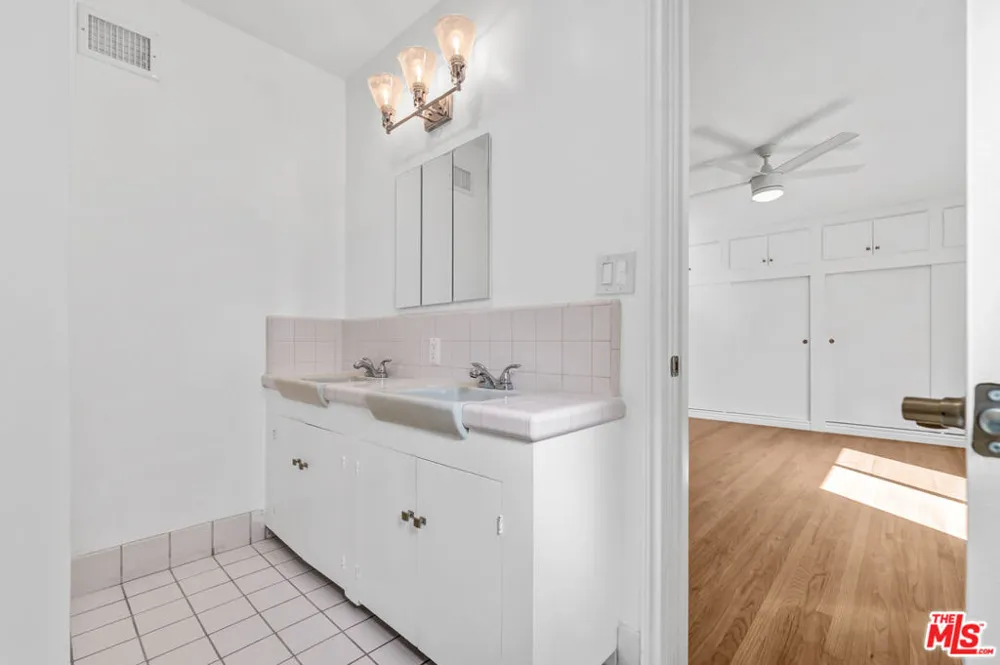 1801 Buckingham Road Los Angeles, CA 90019