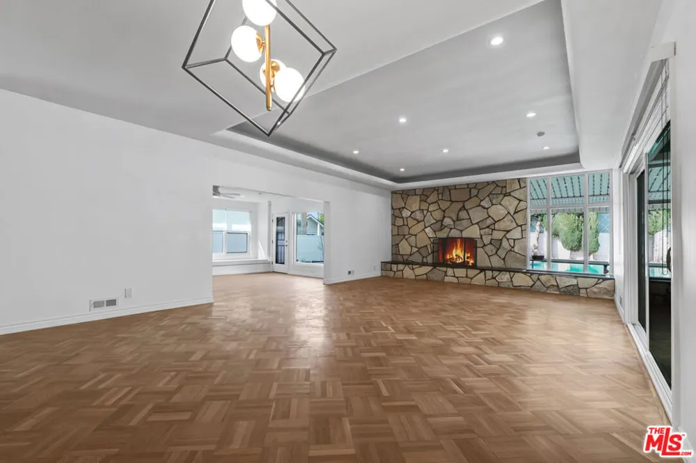 1801 Buckingham Road Los Angeles, CA 90019