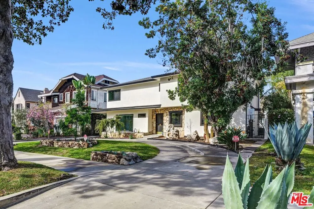 1801 Buckingham Road Los Angeles, CA 90019
