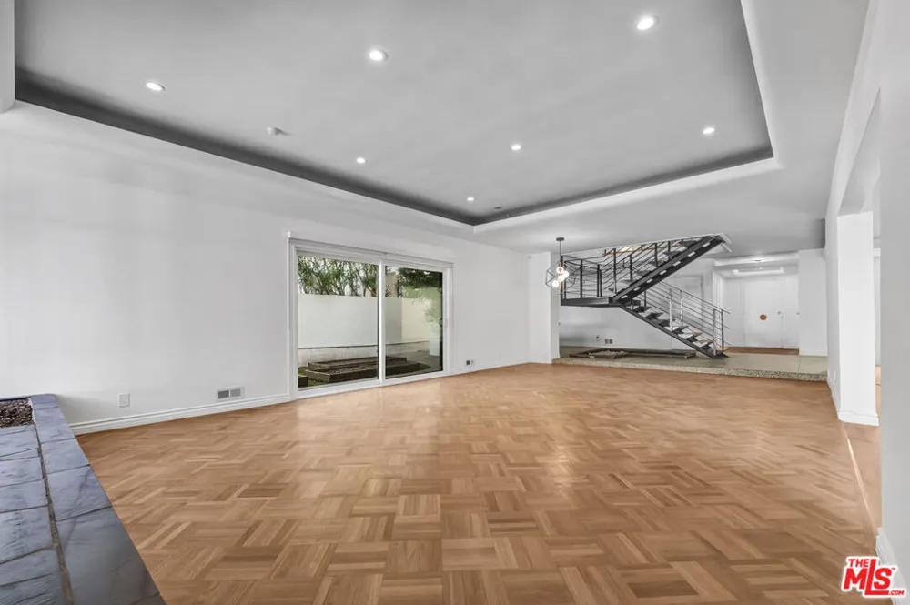 1801 Buckingham Road Los Angeles, CA 90019