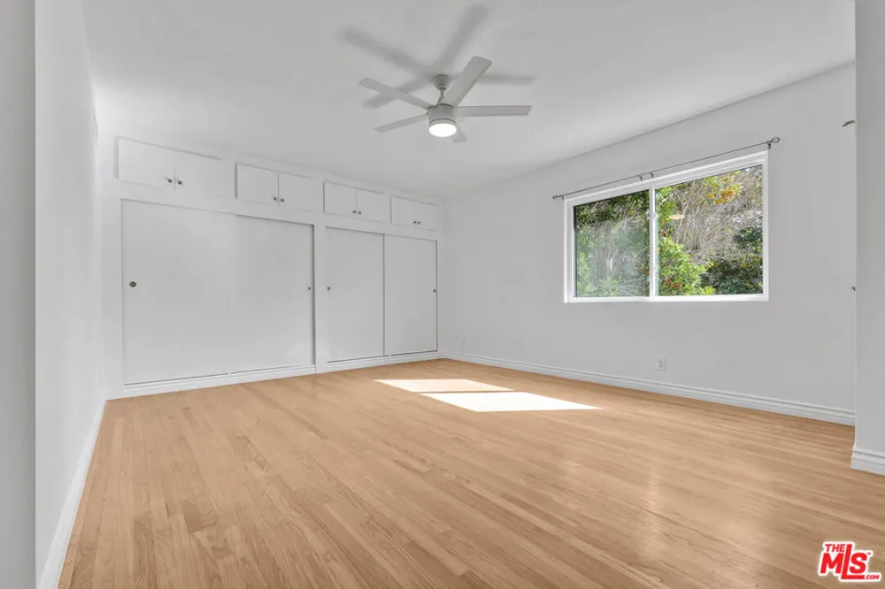 1801 Buckingham Road Los Angeles, CA 90019