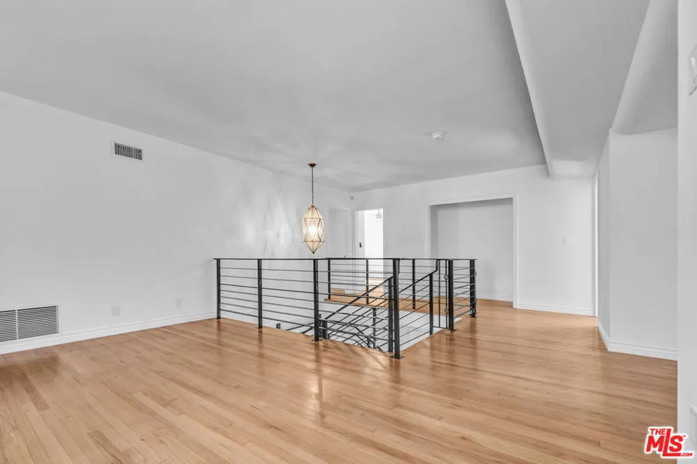 1801 Buckingham Road Los Angeles, CA 90019