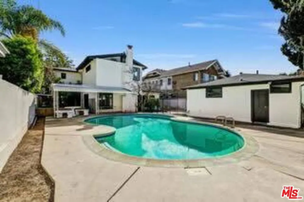 1801 Buckingham Road Los Angeles, CA 90019