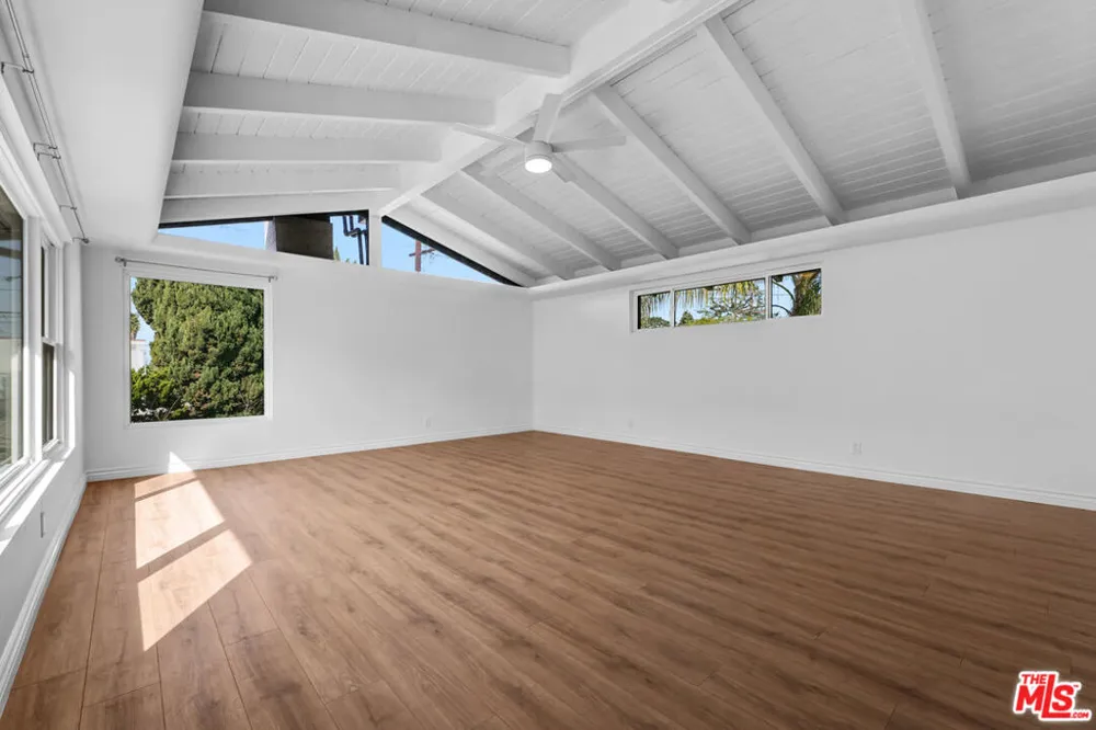 1801 Buckingham Road Los Angeles, CA 90019