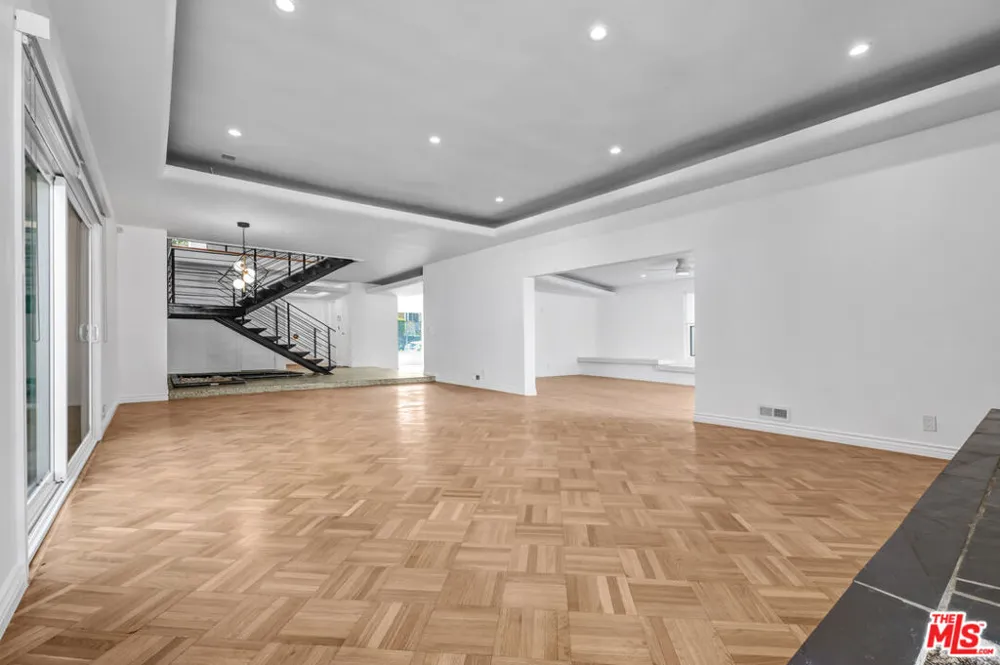 1801 Buckingham Road Los Angeles, CA 90019