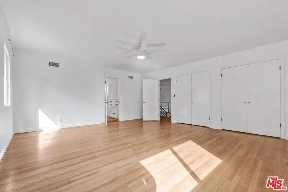 1801 Buckingham Road Los Angeles, CA 90019
